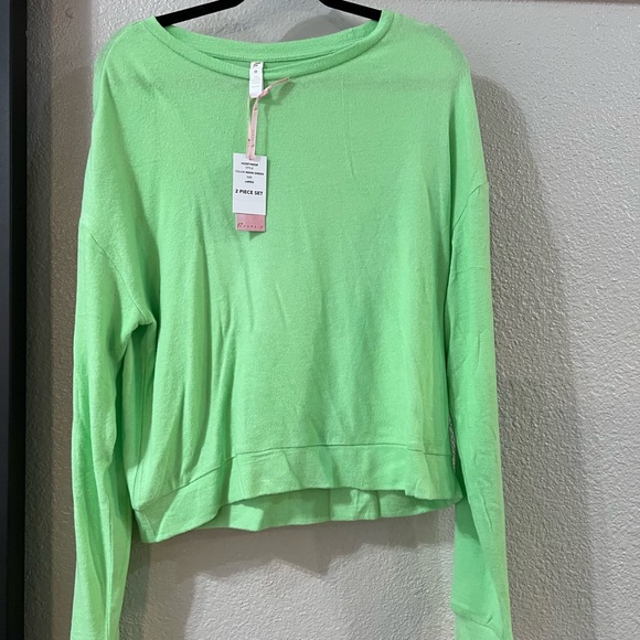 fornia Tops - NWT 2 piece super soft lounge outfit - Large